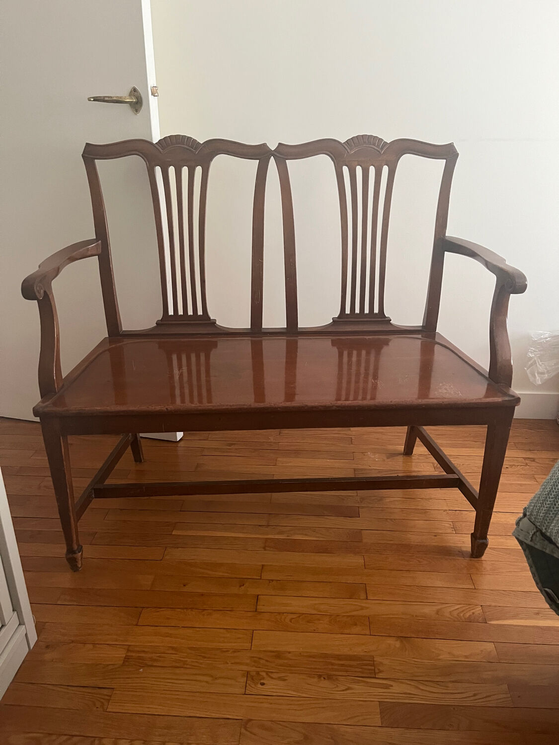 Mahogany banquette canapé in Hepplewhite style