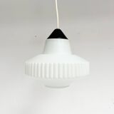 Cette lampe décorative en verre opale est une création de Louis Kalff pour Philips.