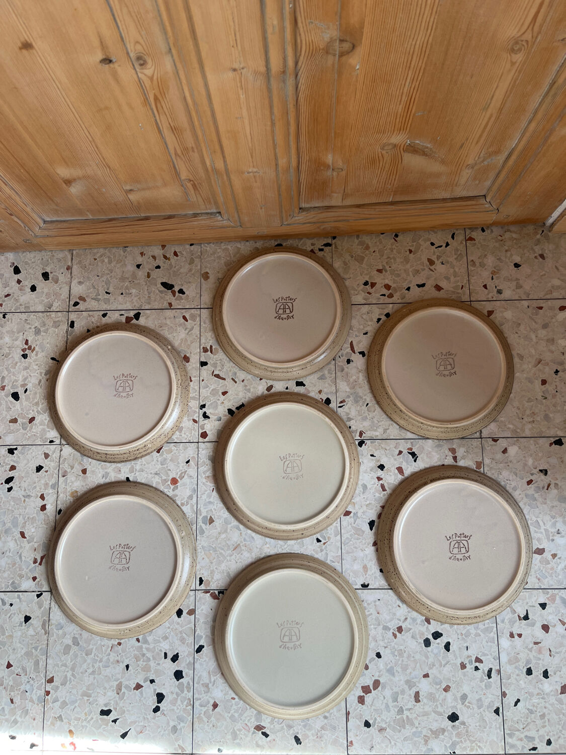 7 dessert plates in stoneware