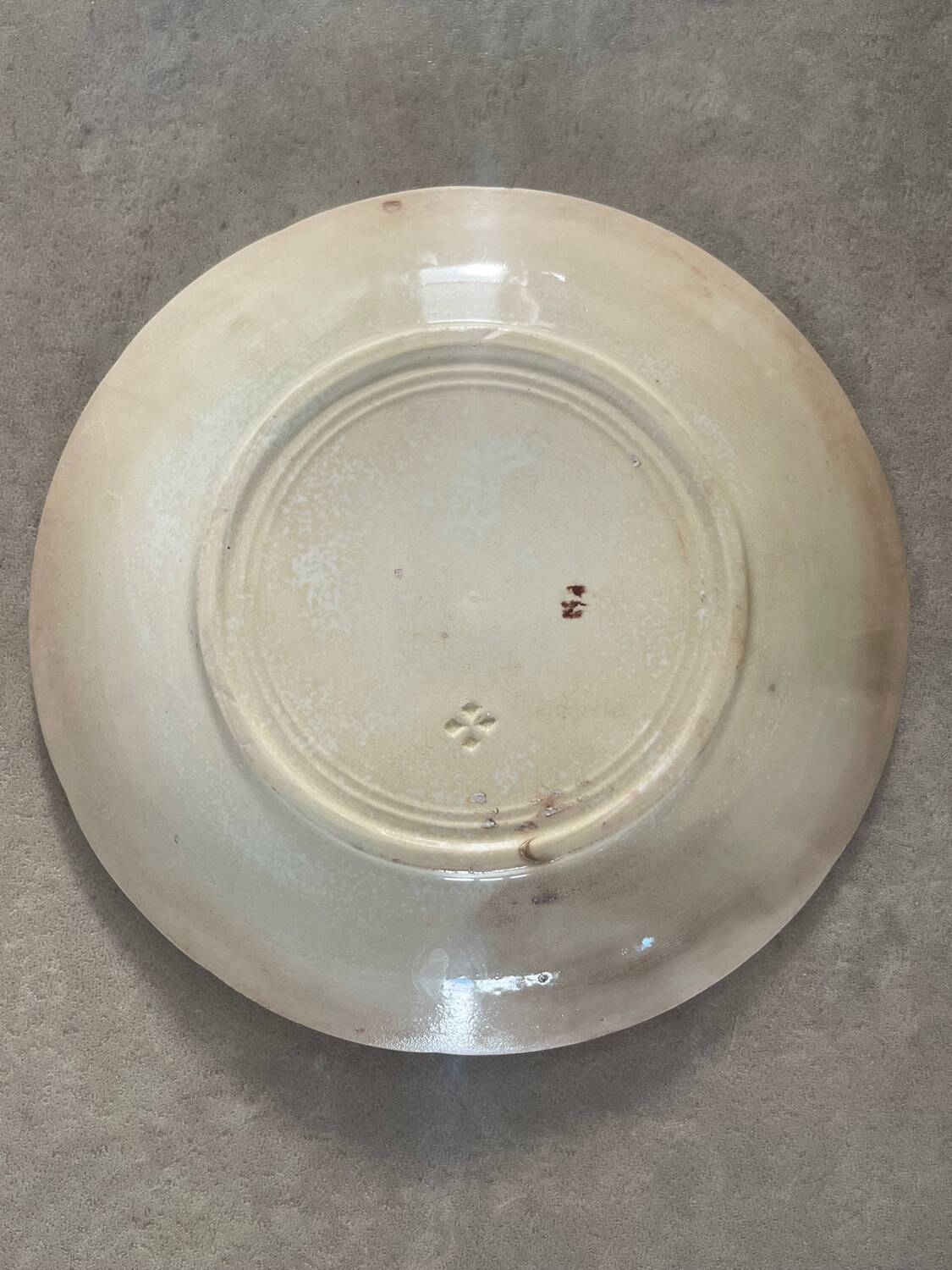 Assiette ancienne en barbotine