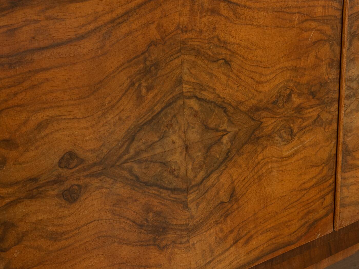 Art Déco Showcase, Cabinet