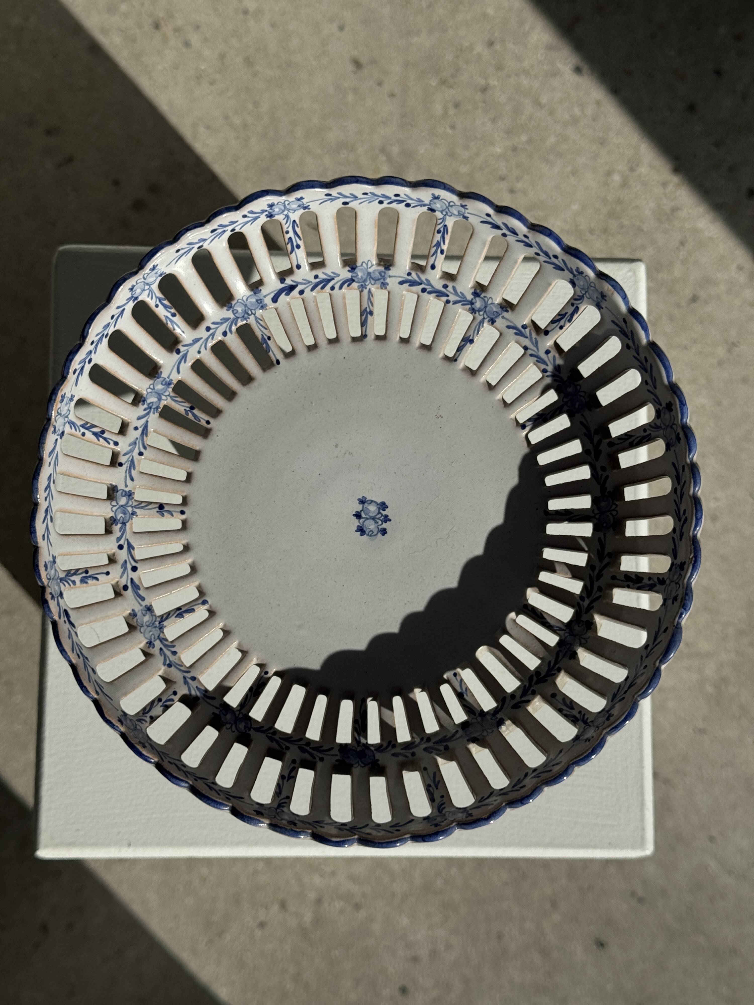Fruit bowl with blue decorations in white earthenware from Malicorne Art H14