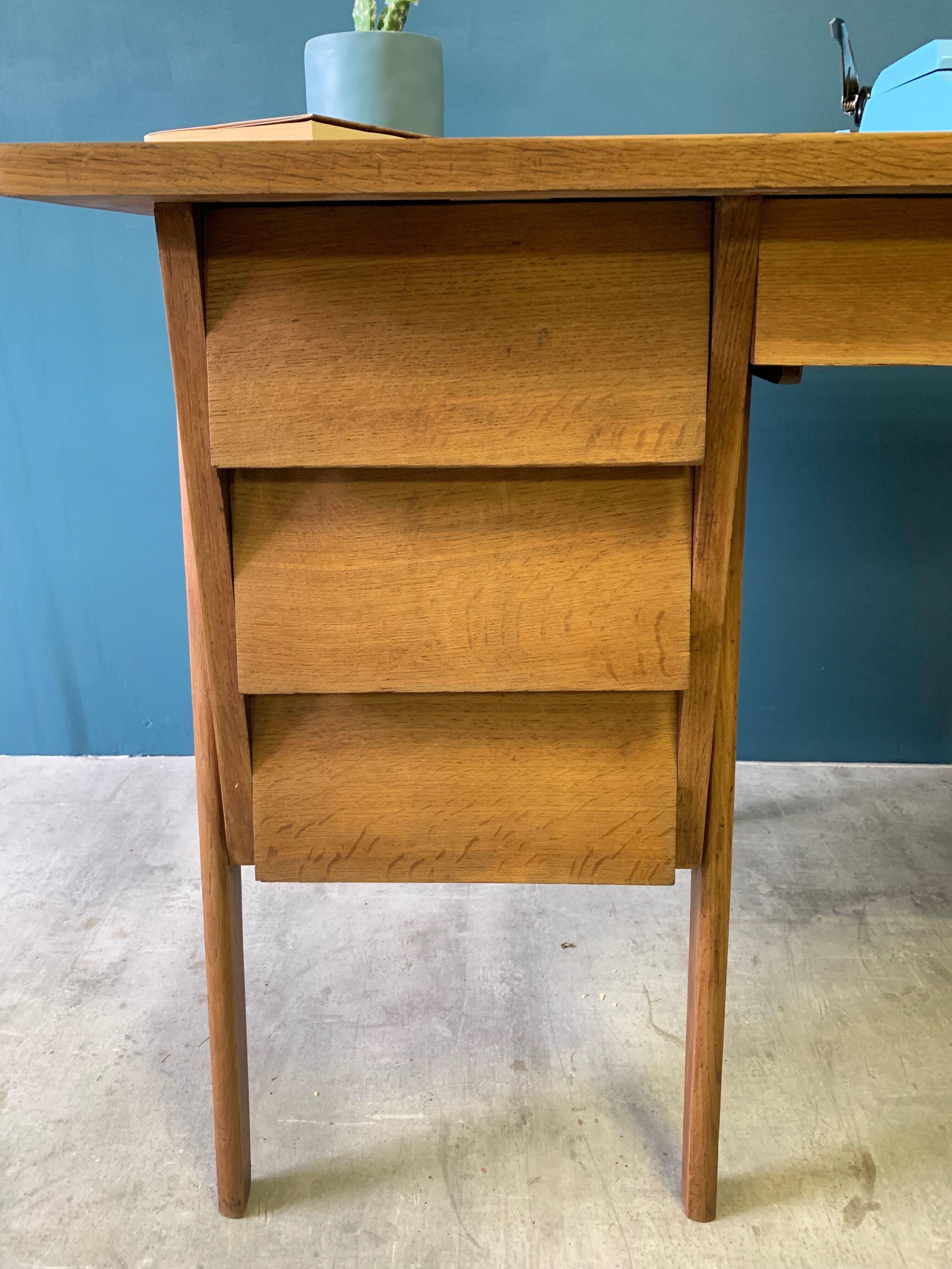 Desk 4 drawers with vintage fins