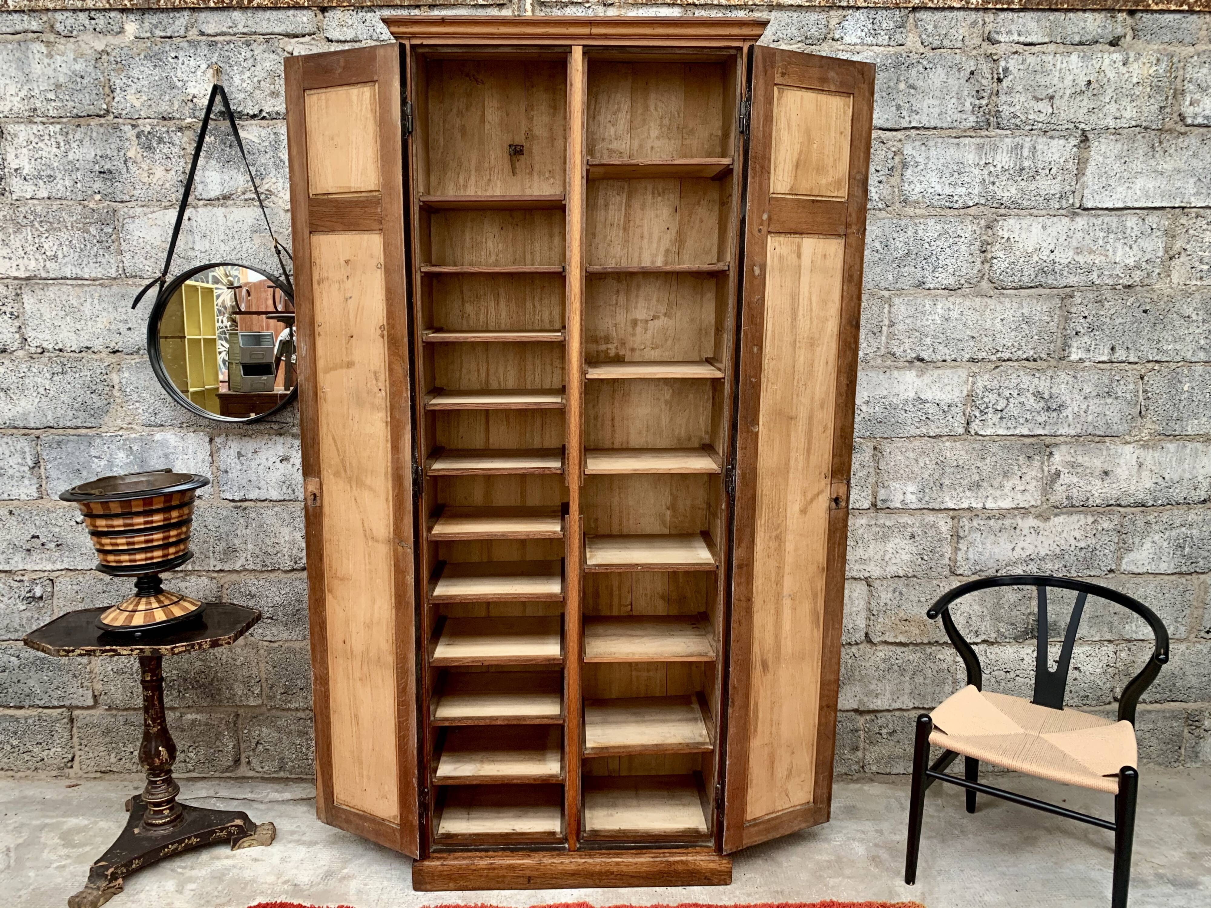 Armoire parisienne vintage à 2 portes meuble à chaussures