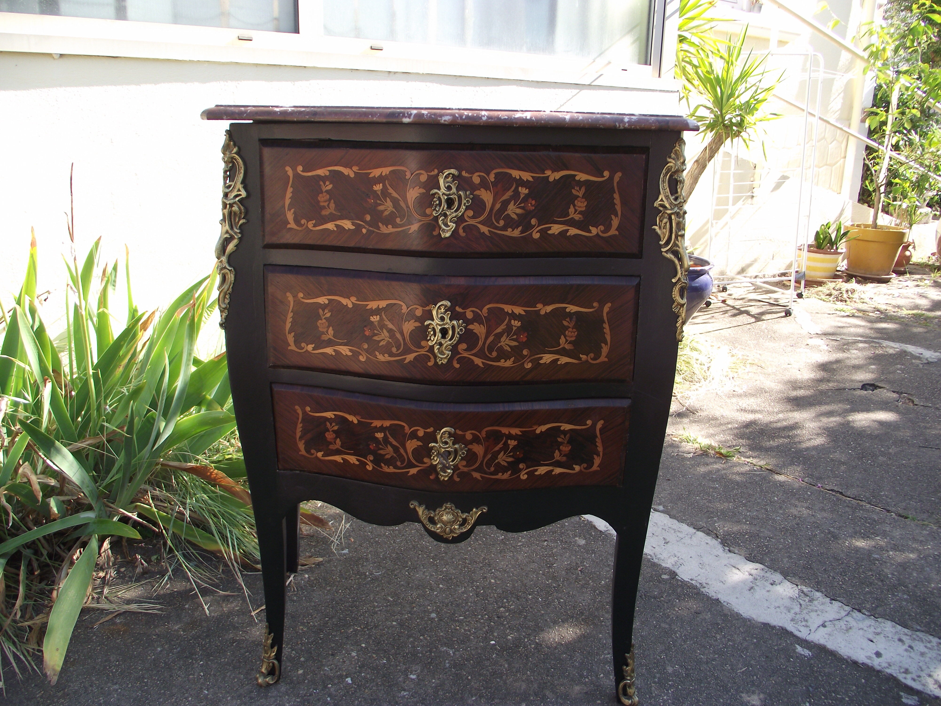 Chest of drawers between two Louis XV style late 19th early 20th.