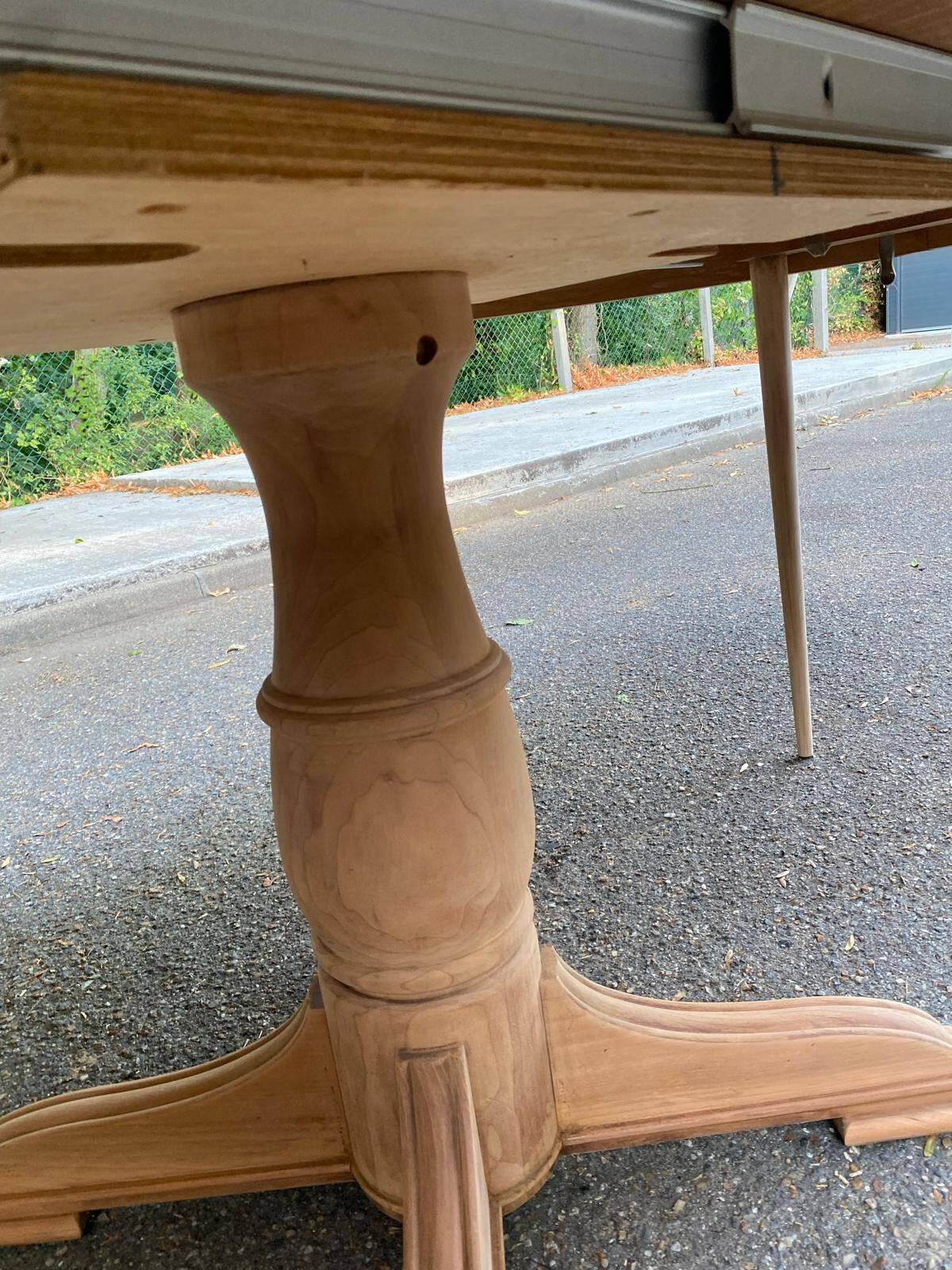 Large extendable round dining table stripped with a central wooden leg 110-198cm.