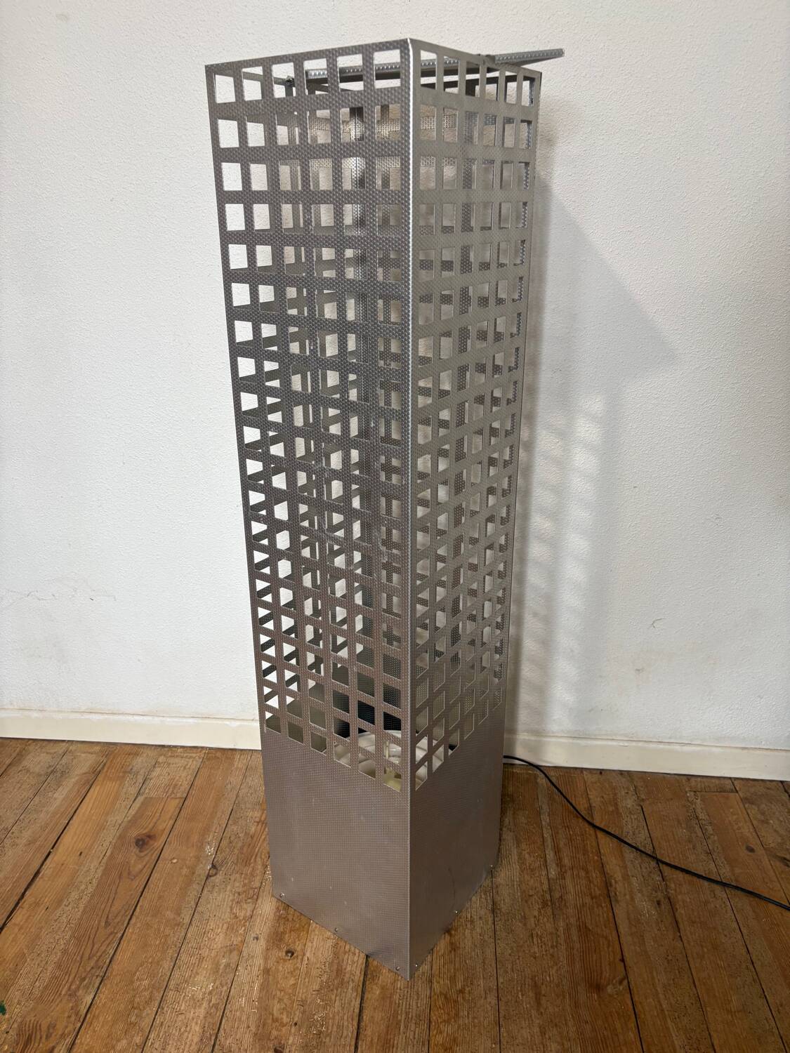 Lampe/Lampadaire Gratte-Ciel en Métal Perforé – Années 80-90