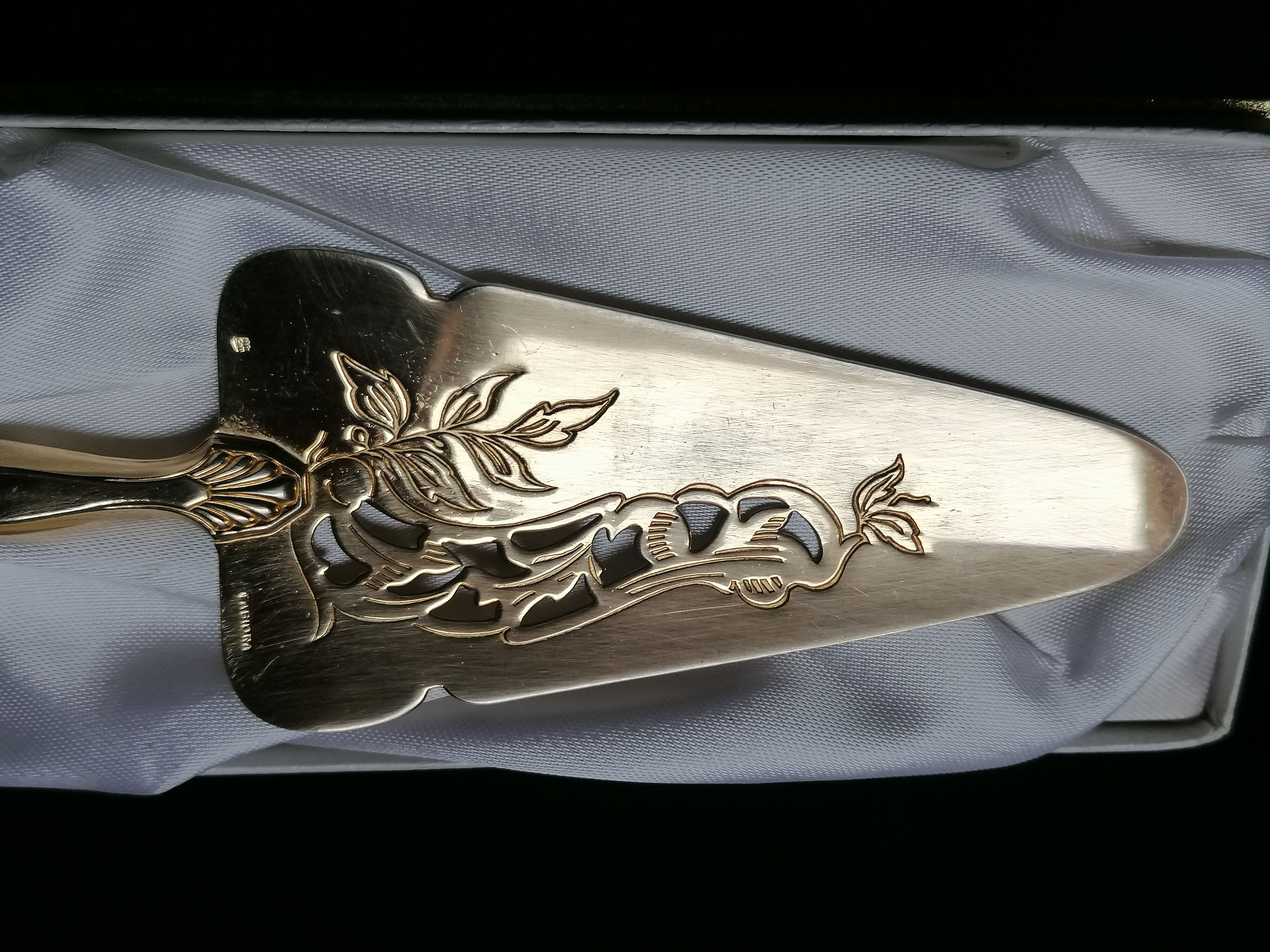 Golden metal pie shovel stamped Fabiora