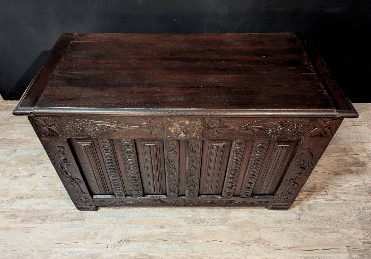 Coffre catalan en bois sculpté XVIIIe siècle