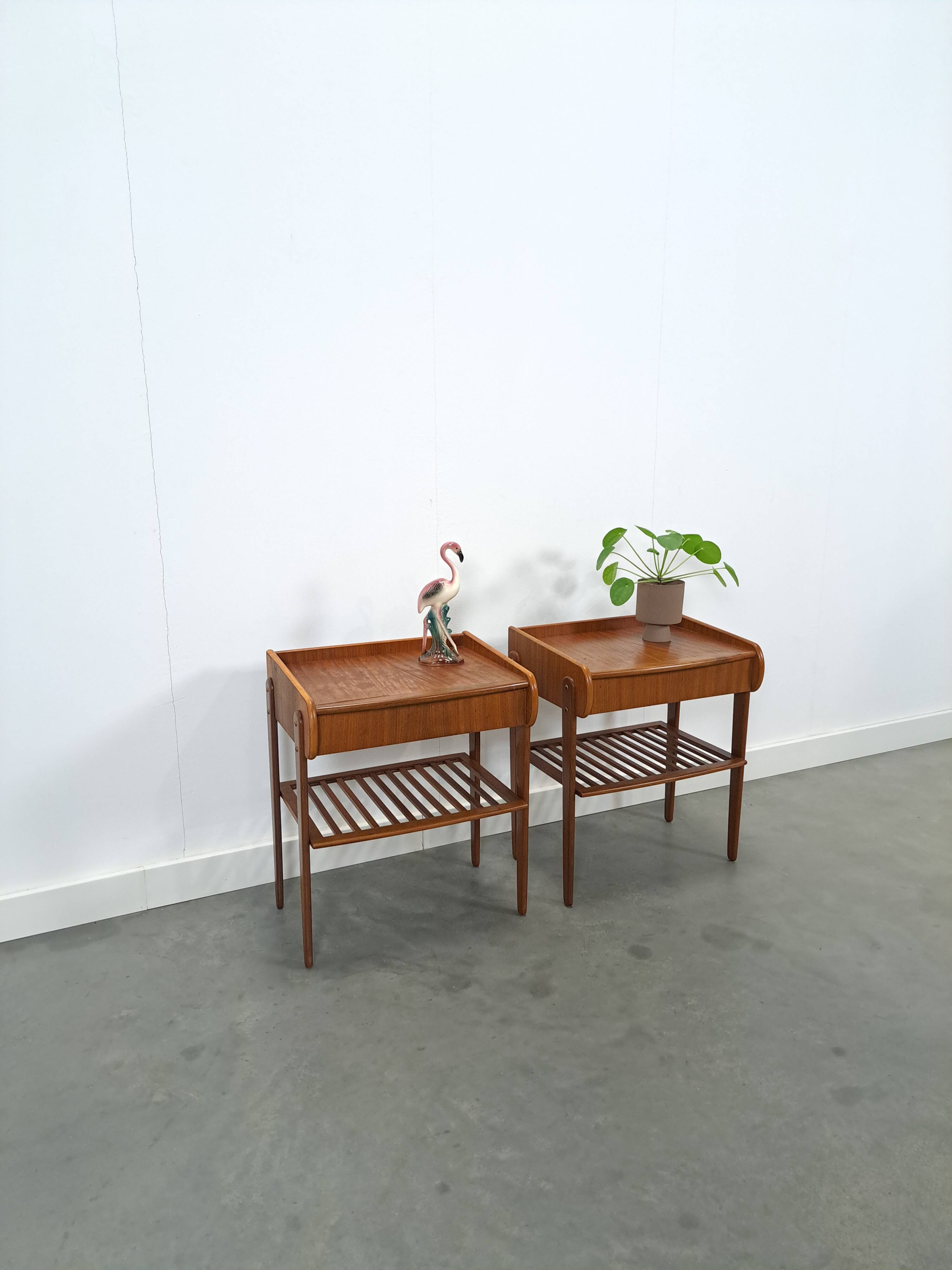 Teak fineer nachtkastjes set met lade uit Zweden