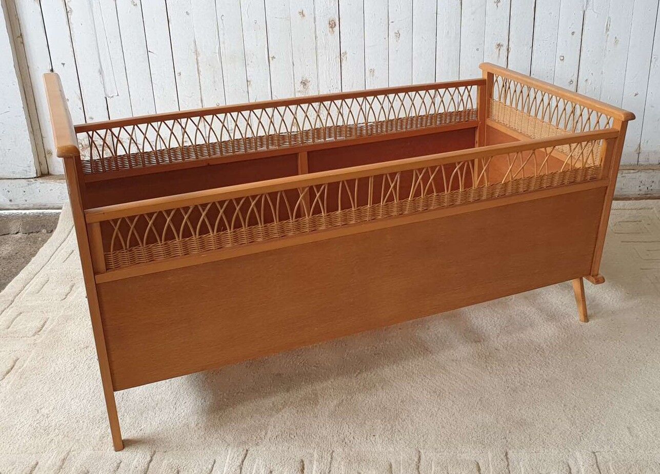 Lit enfant vintage en rotin