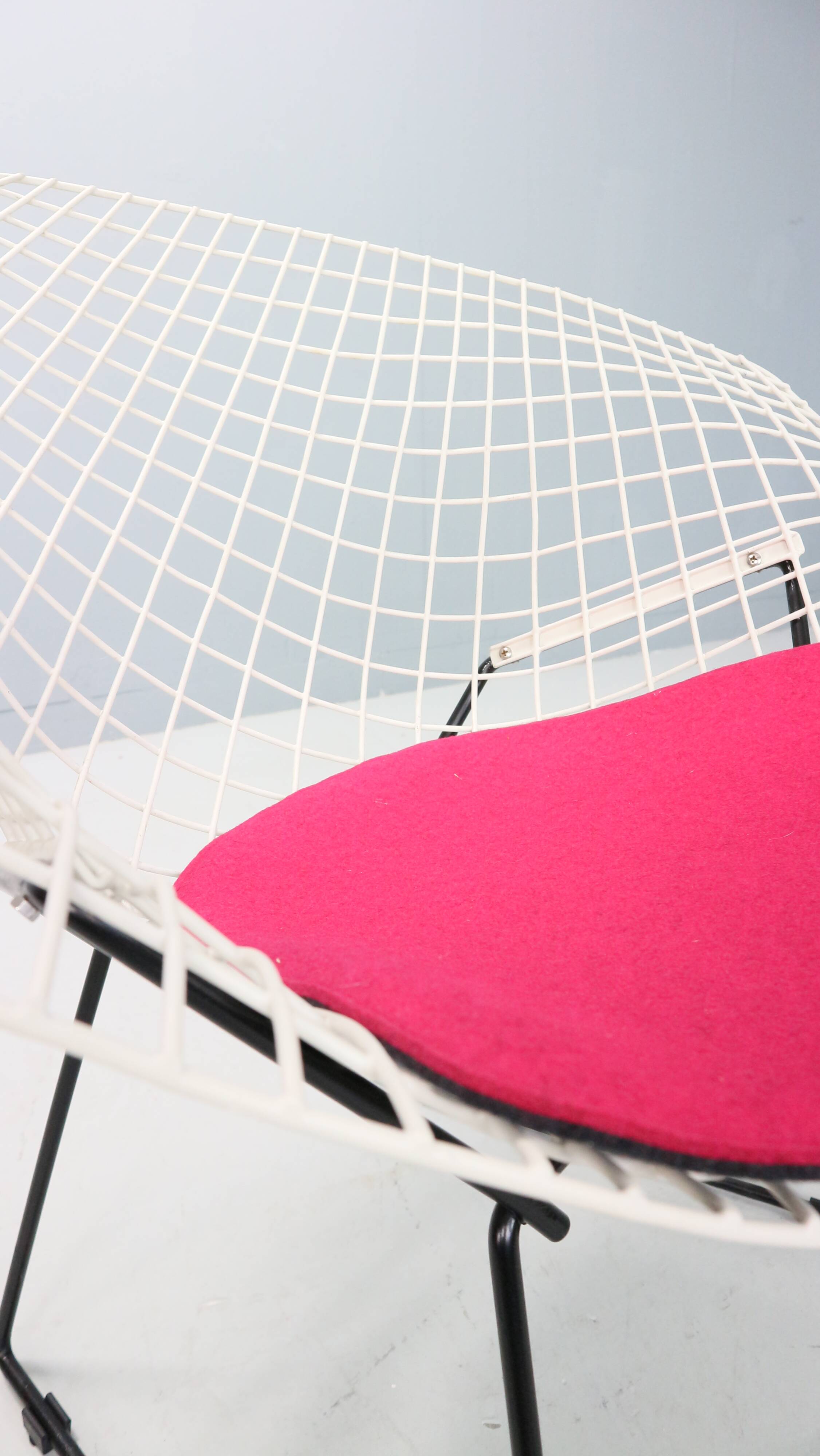 Diamond chair by Harry Bertoia in white & black metal and new seating 1960s