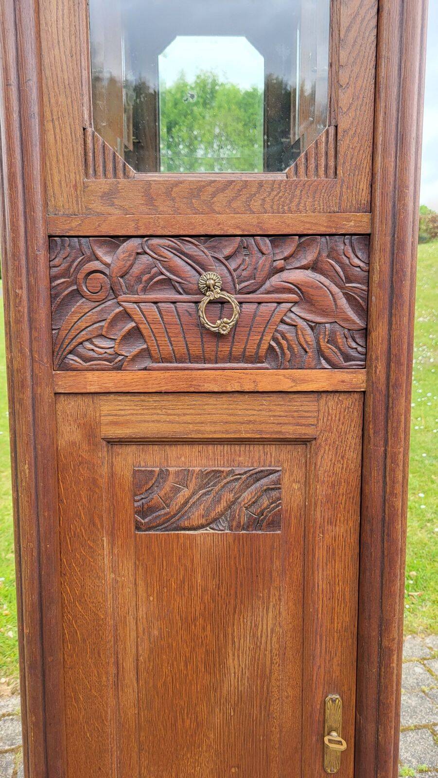 Art Deco display column for jewellery and accessories.