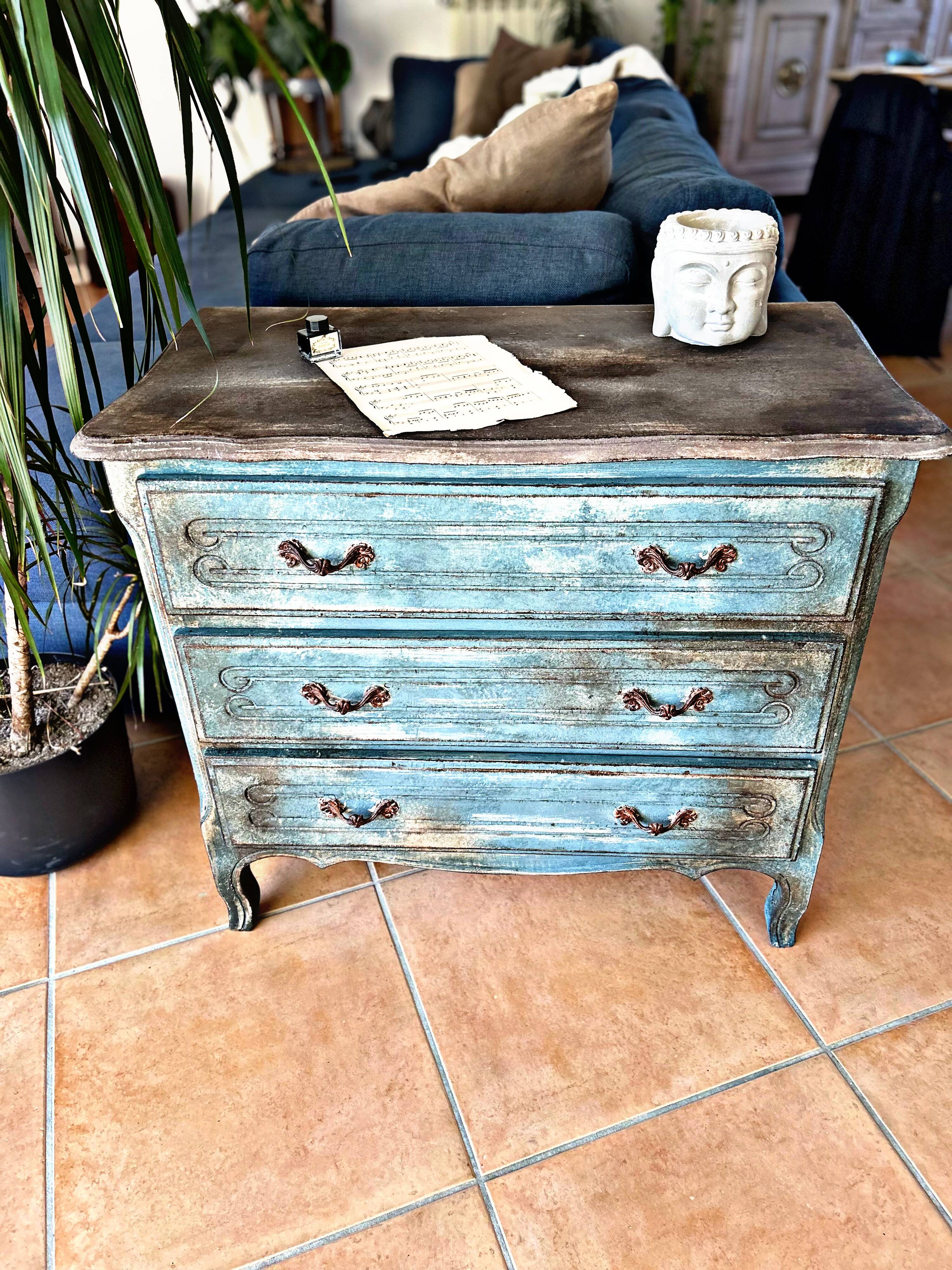 Antique commode with a patina in the Tuscan technique.