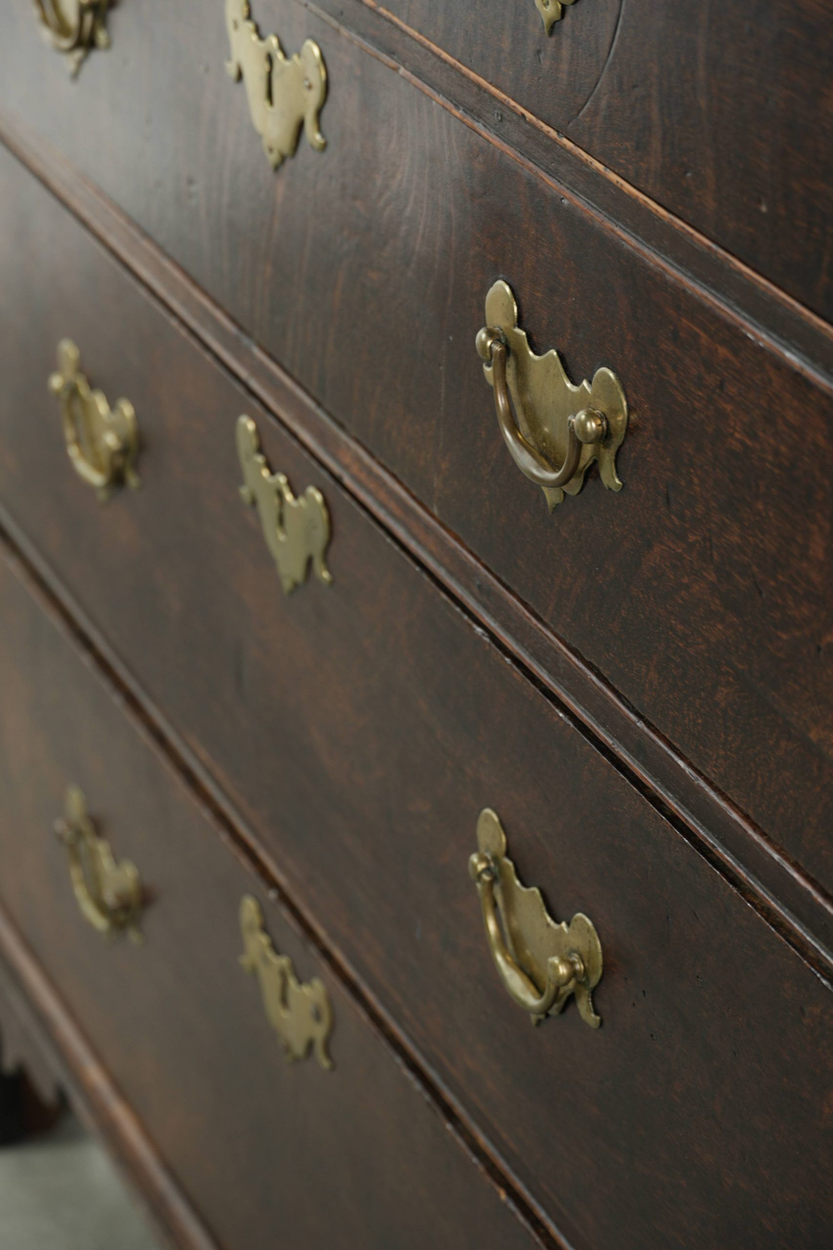Commode en chêne anglais antique de la fin du XVIIIe siècle.