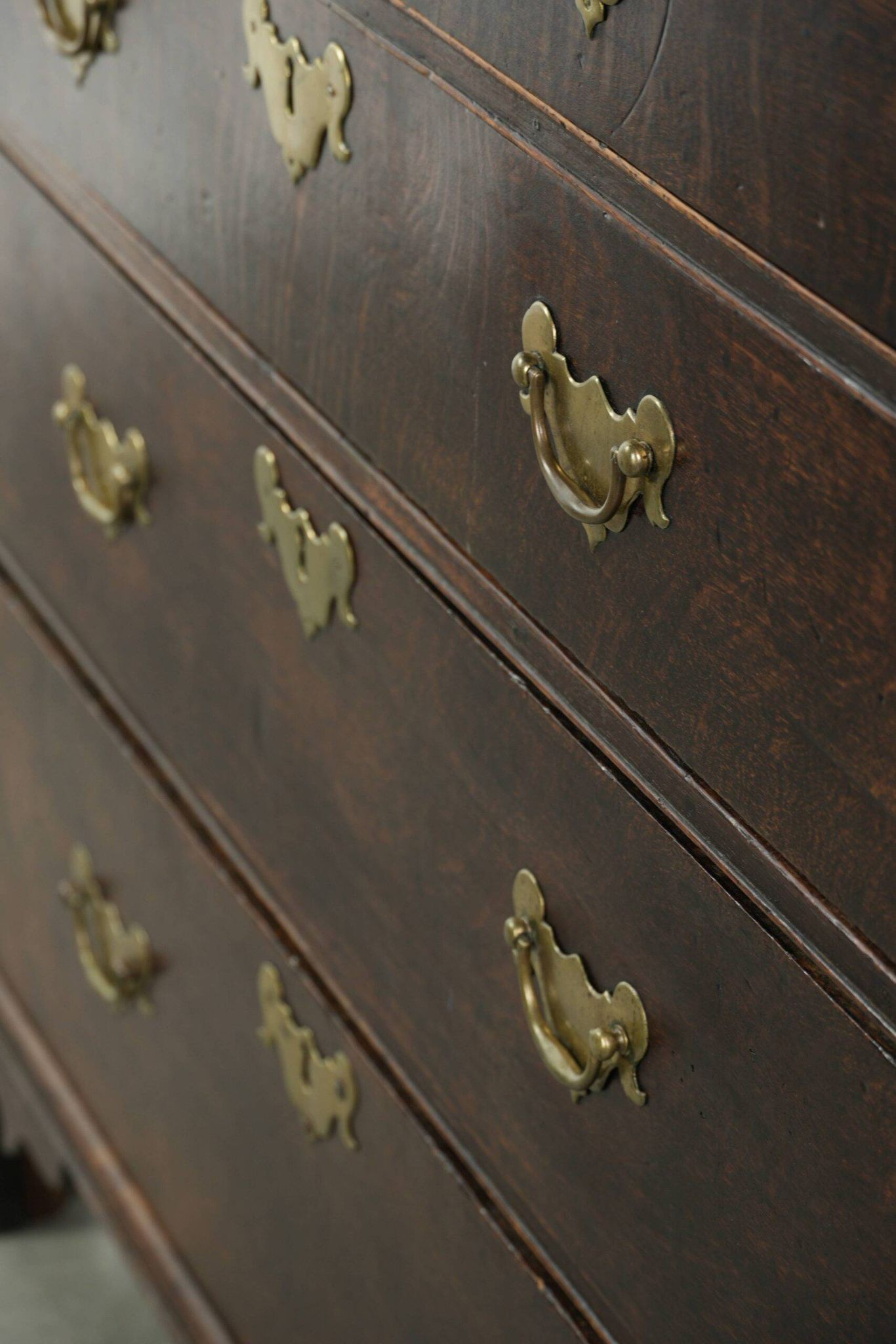 Commode en chêne anglais antique de la fin du XVIIIe siècle.