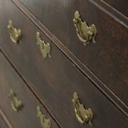 Commode en chêne anglais antique de la fin du XVIIIe siècle.