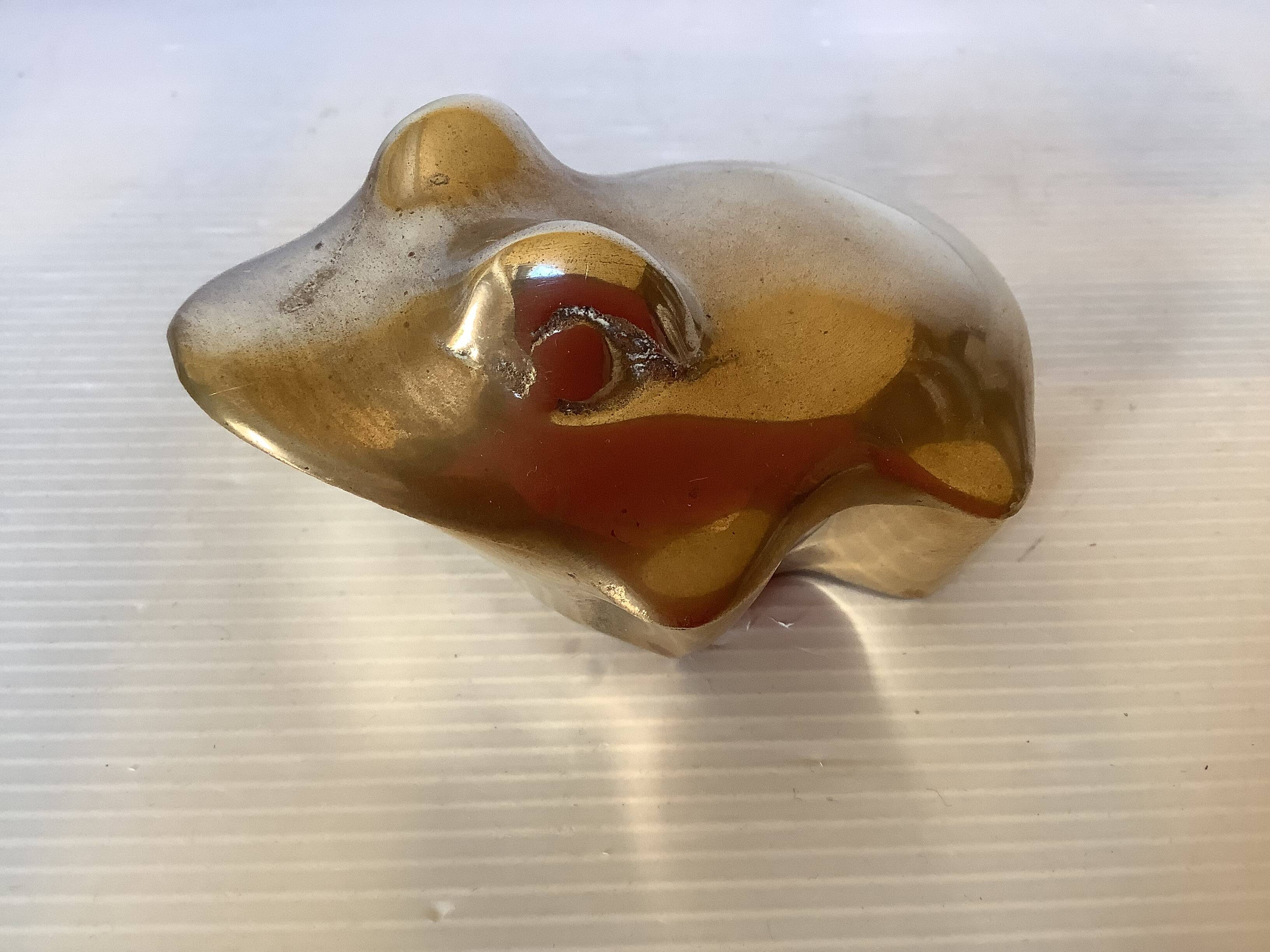 Zoomorphic frog shaped pocket emptier