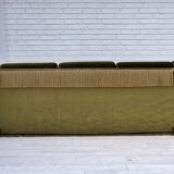 Canapé danois 3 places des années 1970, velours d'ameublement vert, pieds en bois de frêne.