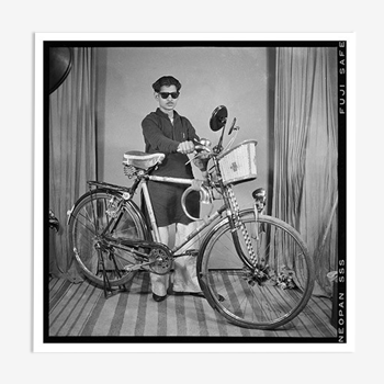Photographie d'un Indien posant avec son vélo