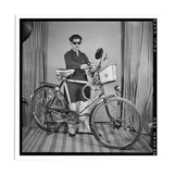 Photographie d'un Indien posant avec son vélo