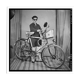 Photographie d'un Indien posant avec son vélo