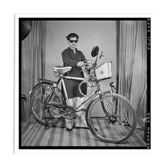 Photographie d'un Indien posant avec son vélo