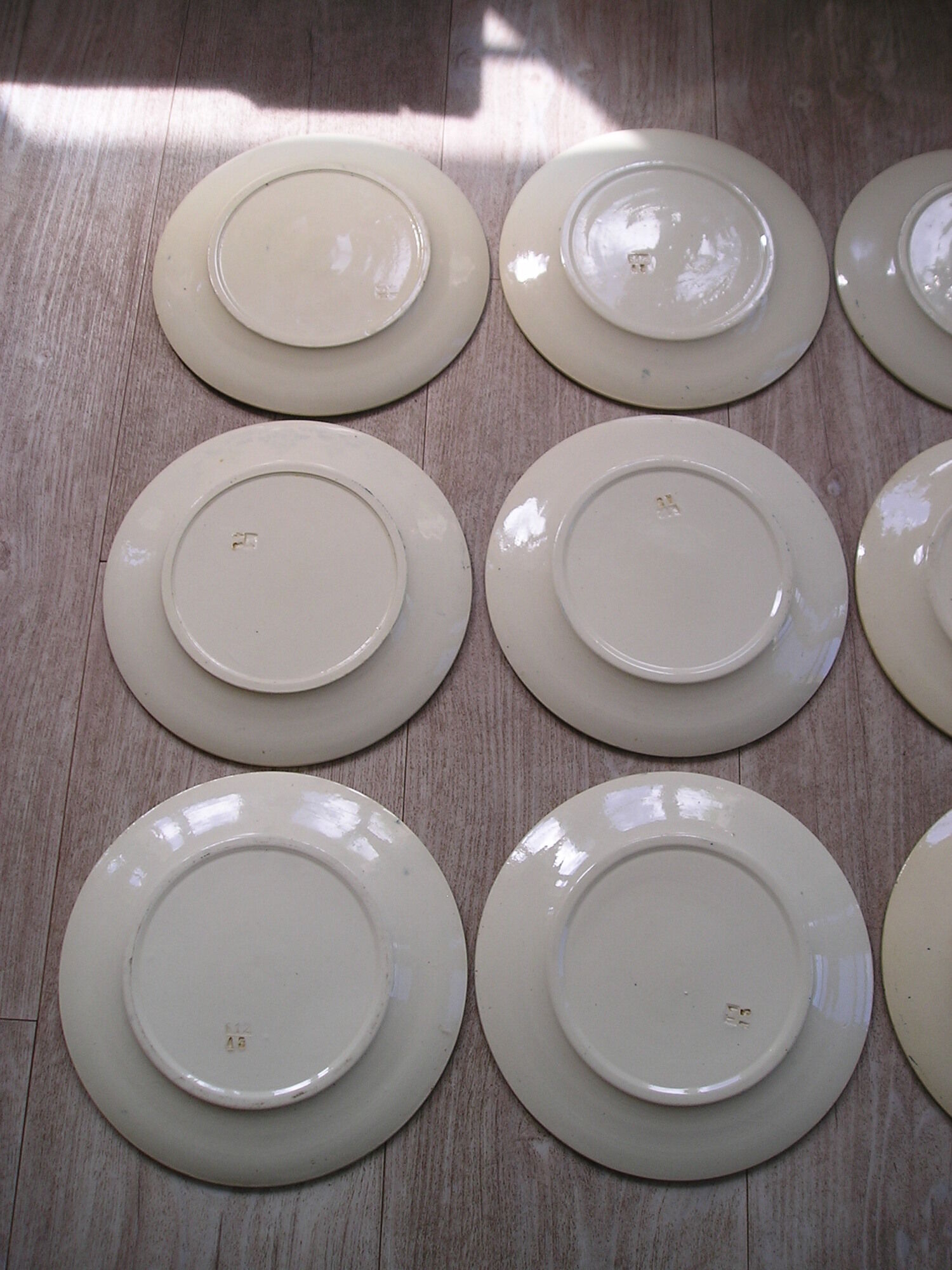Lot de 12 assiettes plates anciennes en faience
