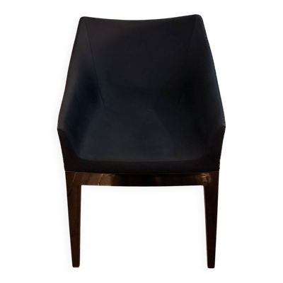 Fauteuil rembourré en tissu noir et beige modèle Madame édition Kartell