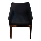 Fauteuil rembourré en tissu noir et beige modèle Madame édition Kartell