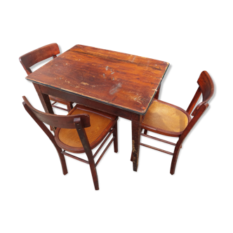 Bistro table and its three chairs