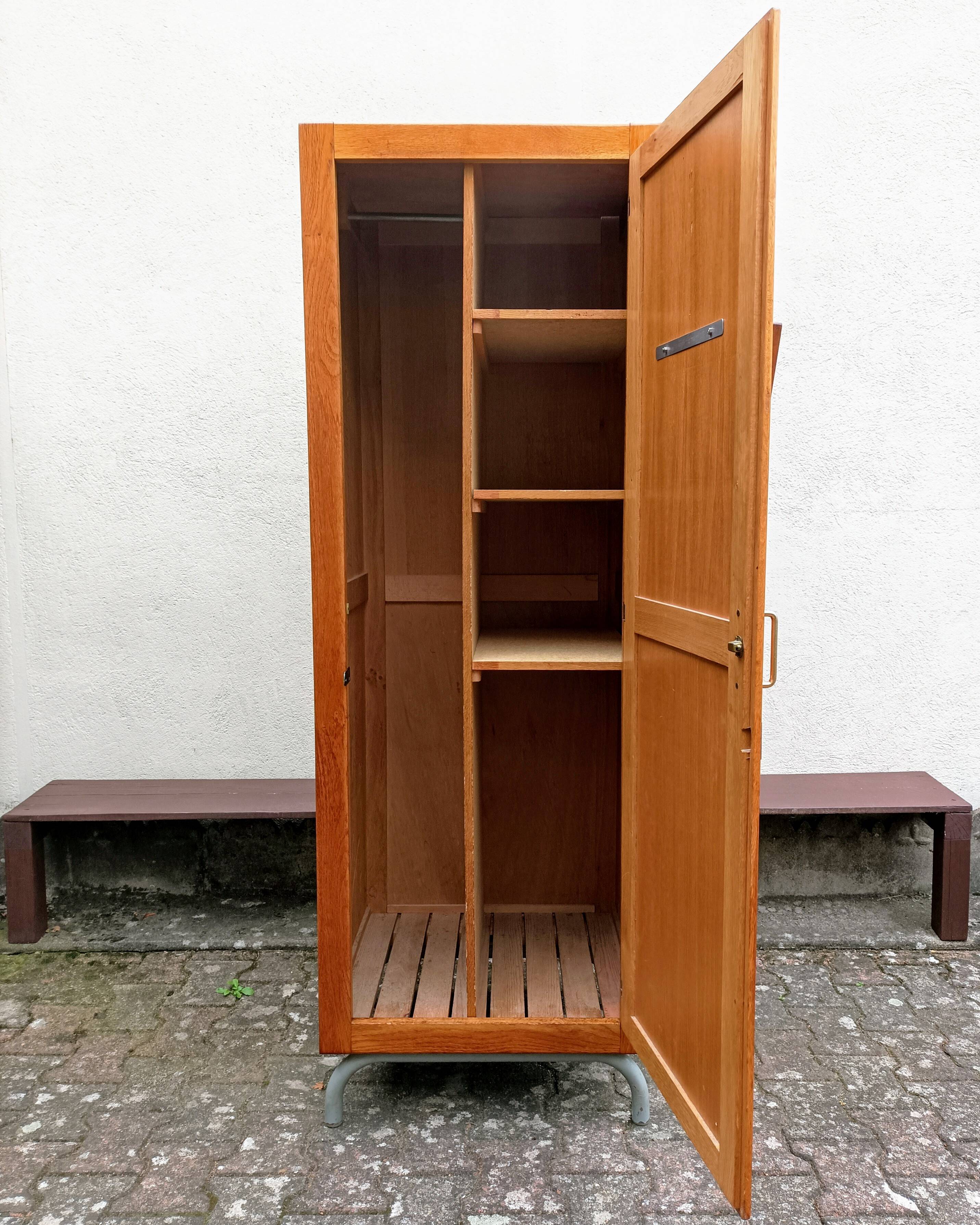 Ancien vestiaire d'internat chêne doré