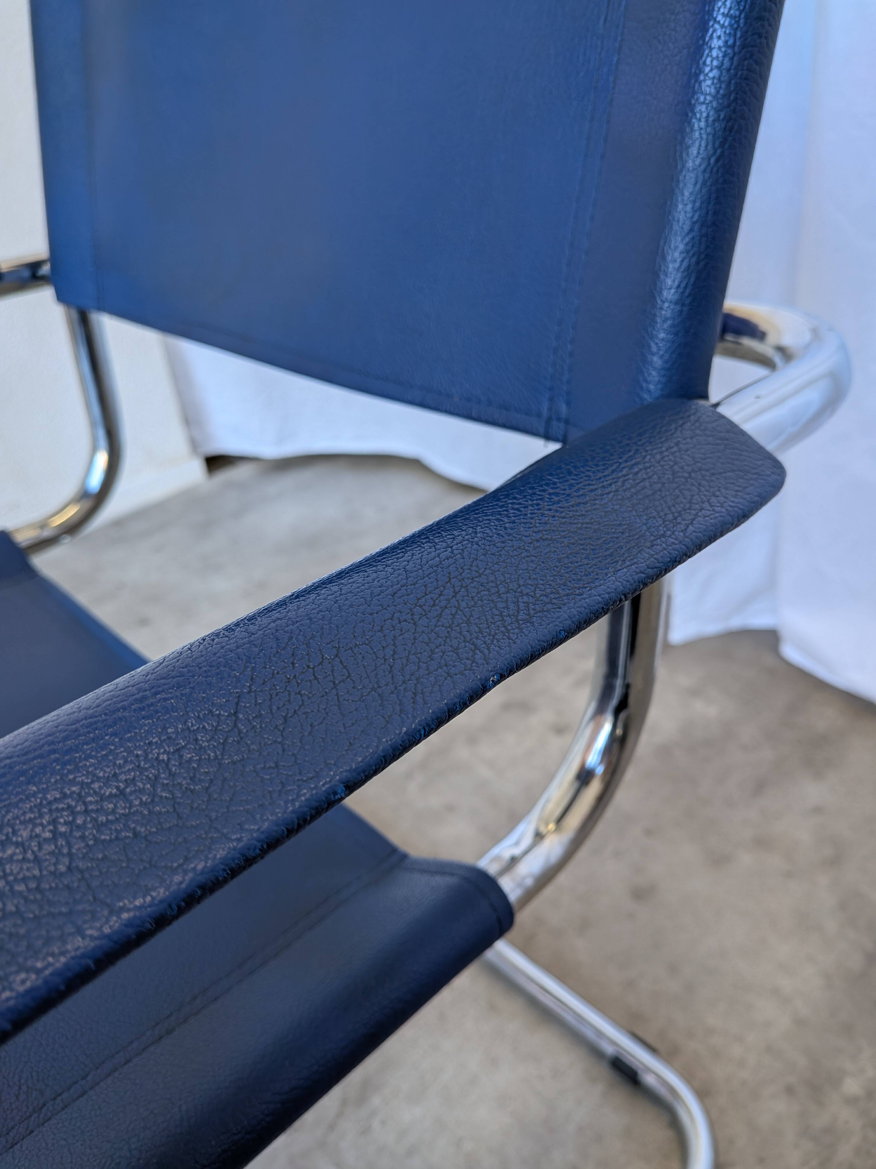 Chaise S34 de style vintage Mart Stam : cuir bleu, fauteuil de bureau Bauhaus