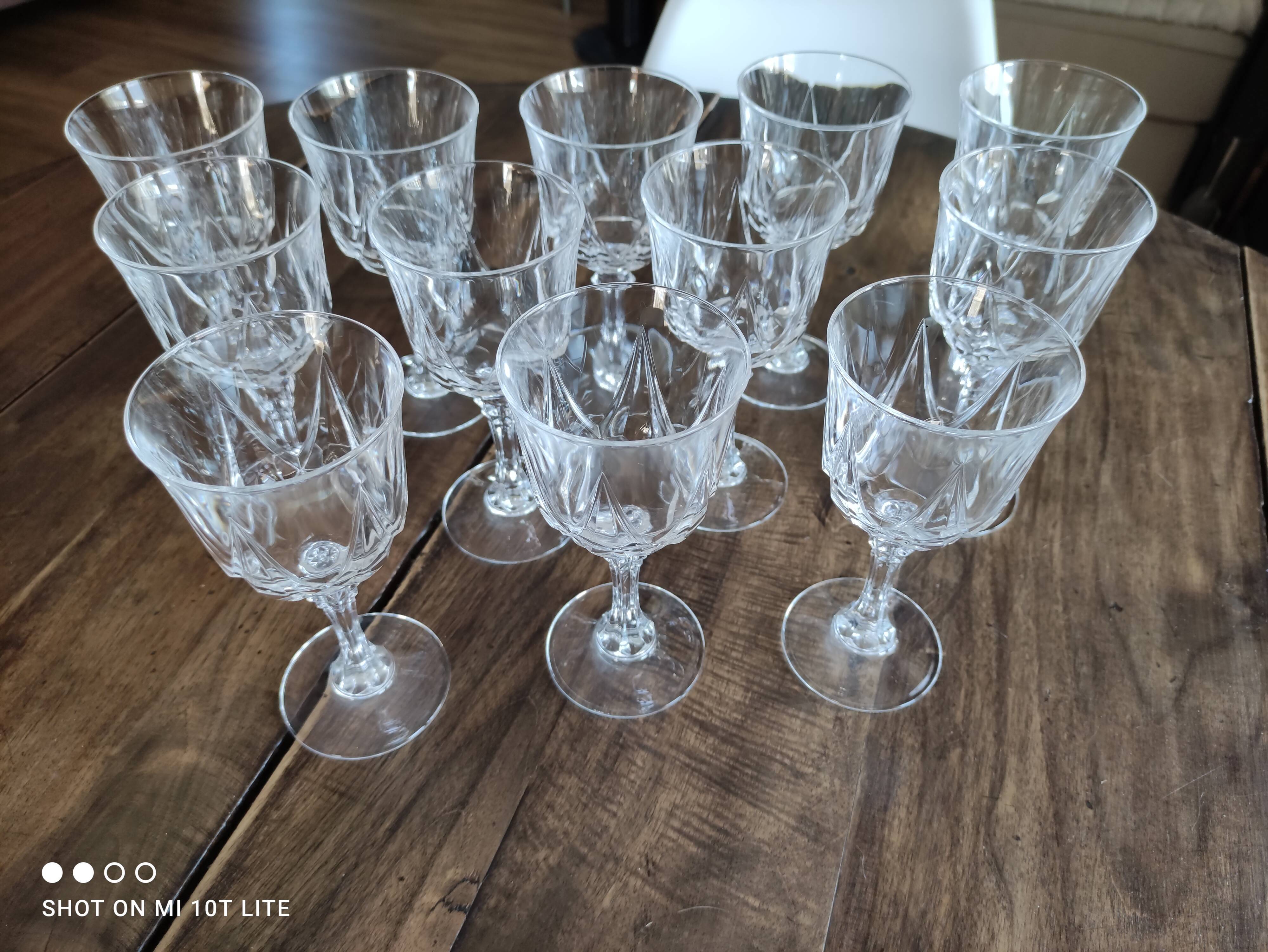 Lot de 12 verres à vin blanc en cristal ciselé