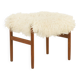 Pouf en teck danois des années 60 recouvert de peau de mouton à poils longs.