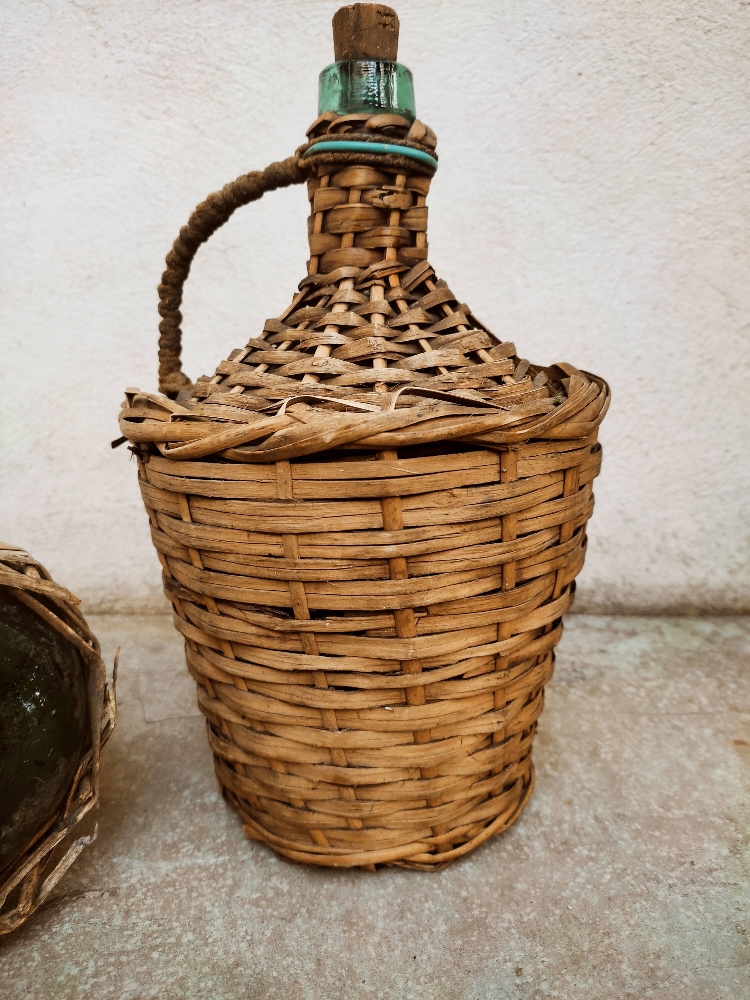 Duo of ladies jeanne with wicker