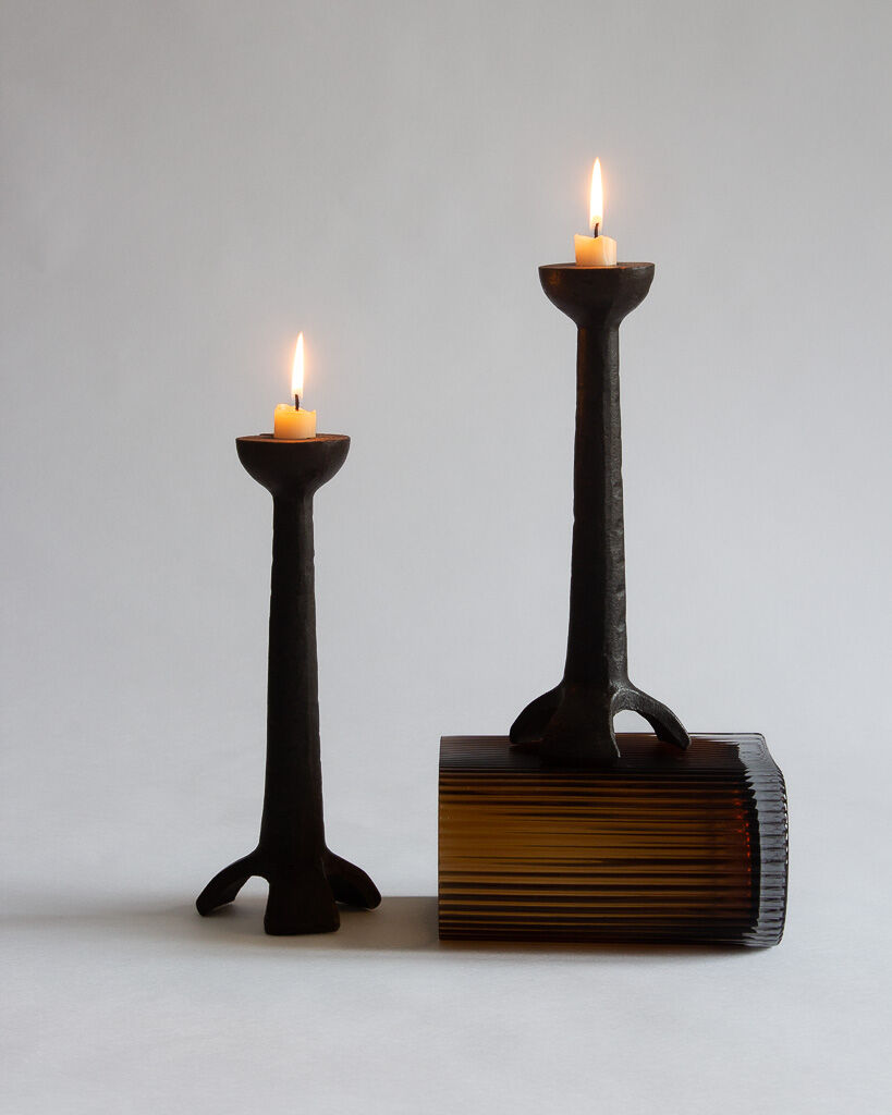 Paire de bougeoirs en fonte de fer moulée tripodes⎮MidCentury