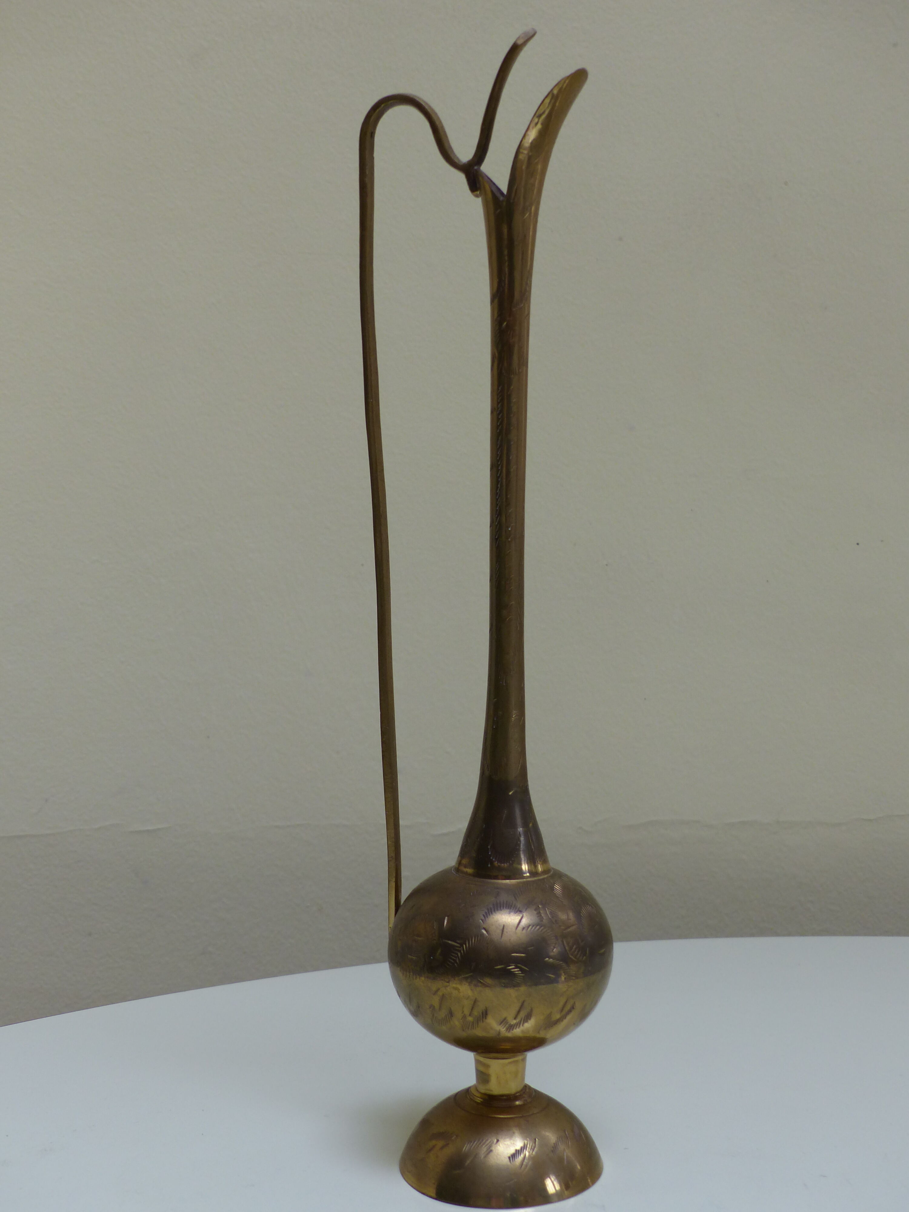 Ewer in gilded brass fully chiseled 19°