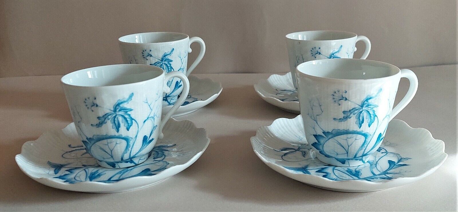Tasses série de quatre porcelaine de Limoges Giraud