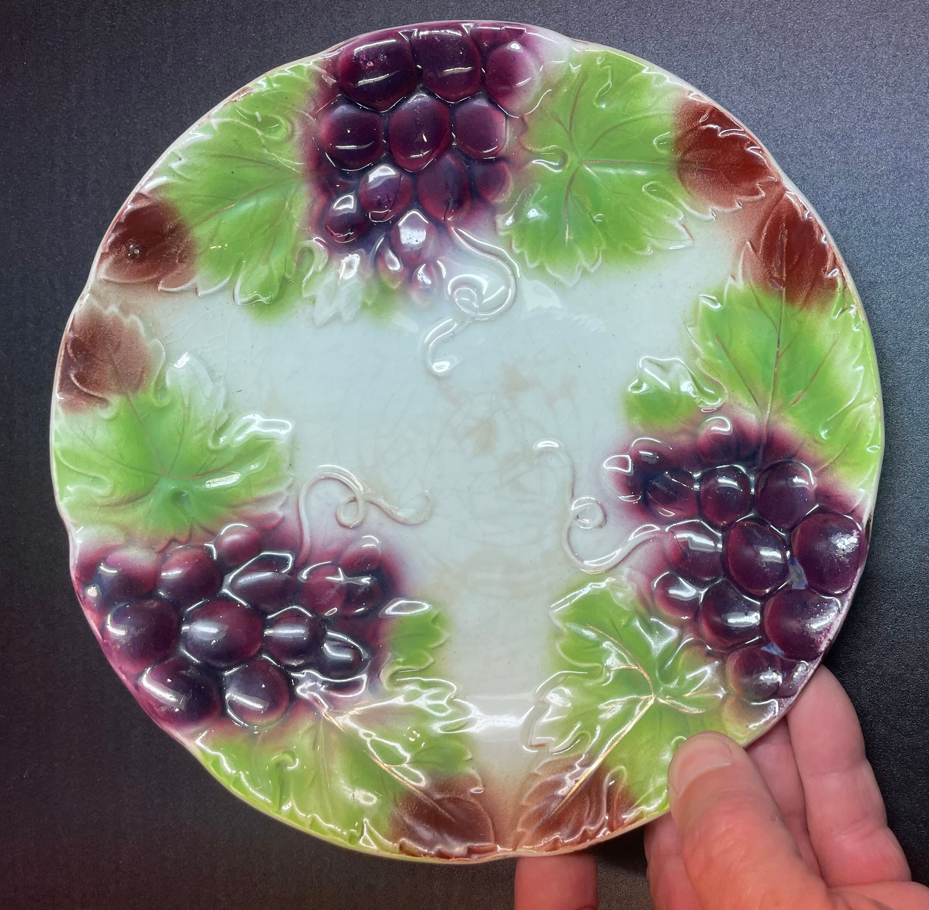 Lot de 2 assiettes anciennes en barbotine