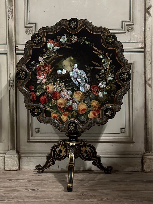 Guéridon Napoléon III, plateau basculant en bois noirci, décor burgauté de fleurs et d’oiseaux