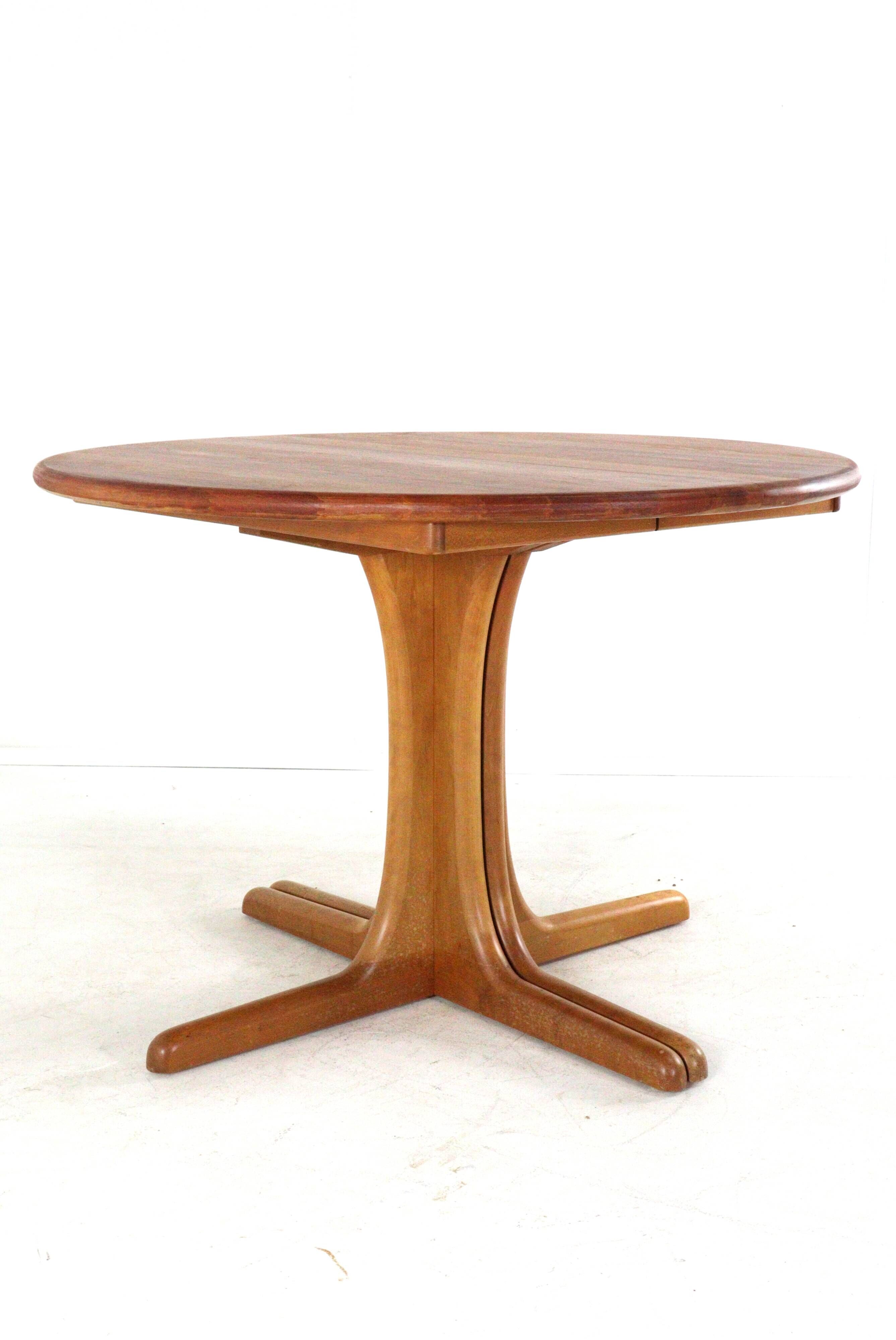 Round 2x Extendable Dining Table "Tjórn" - danish design in teak