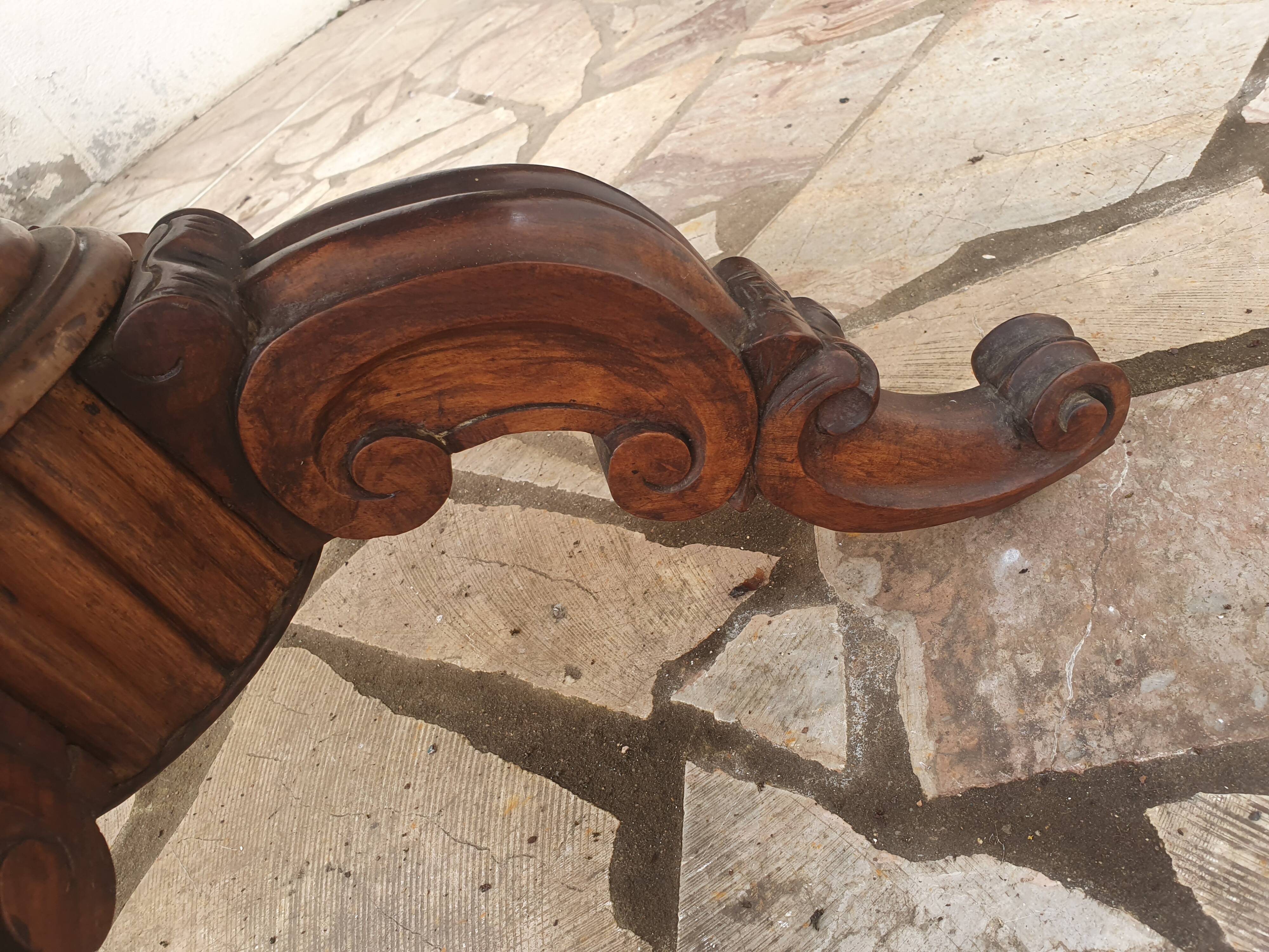 Mahogany violin pedestal table, 19th century