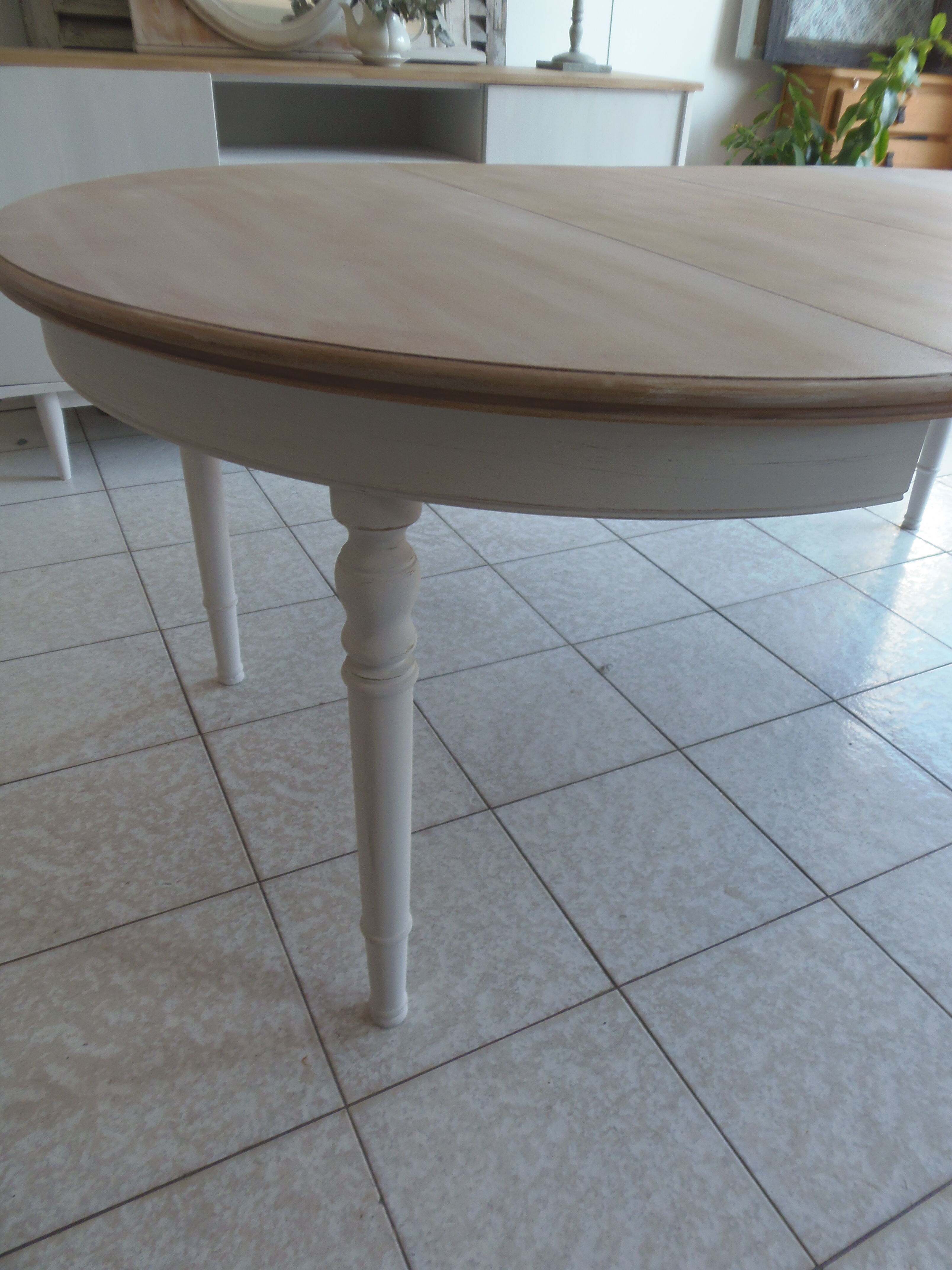 Round table with extensions