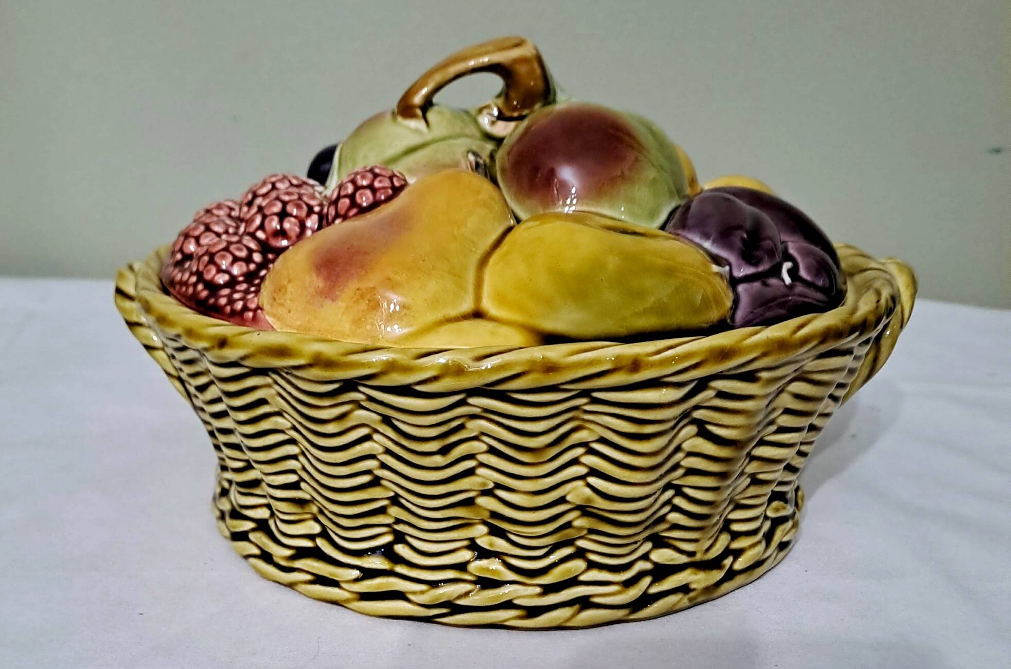 Sarreguemines Majolica slip lidded basket