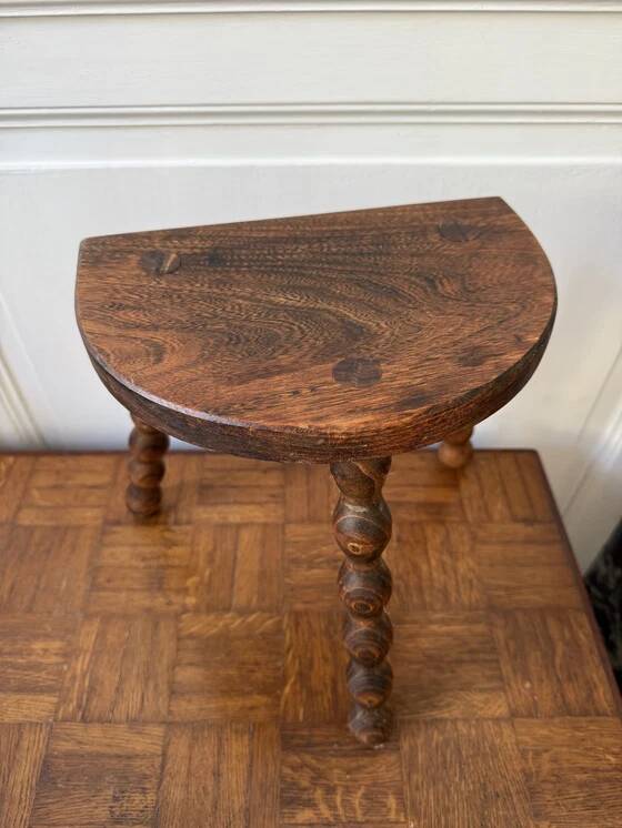 Tabouret de traite ancien style brutaliste tripode en bois tourné