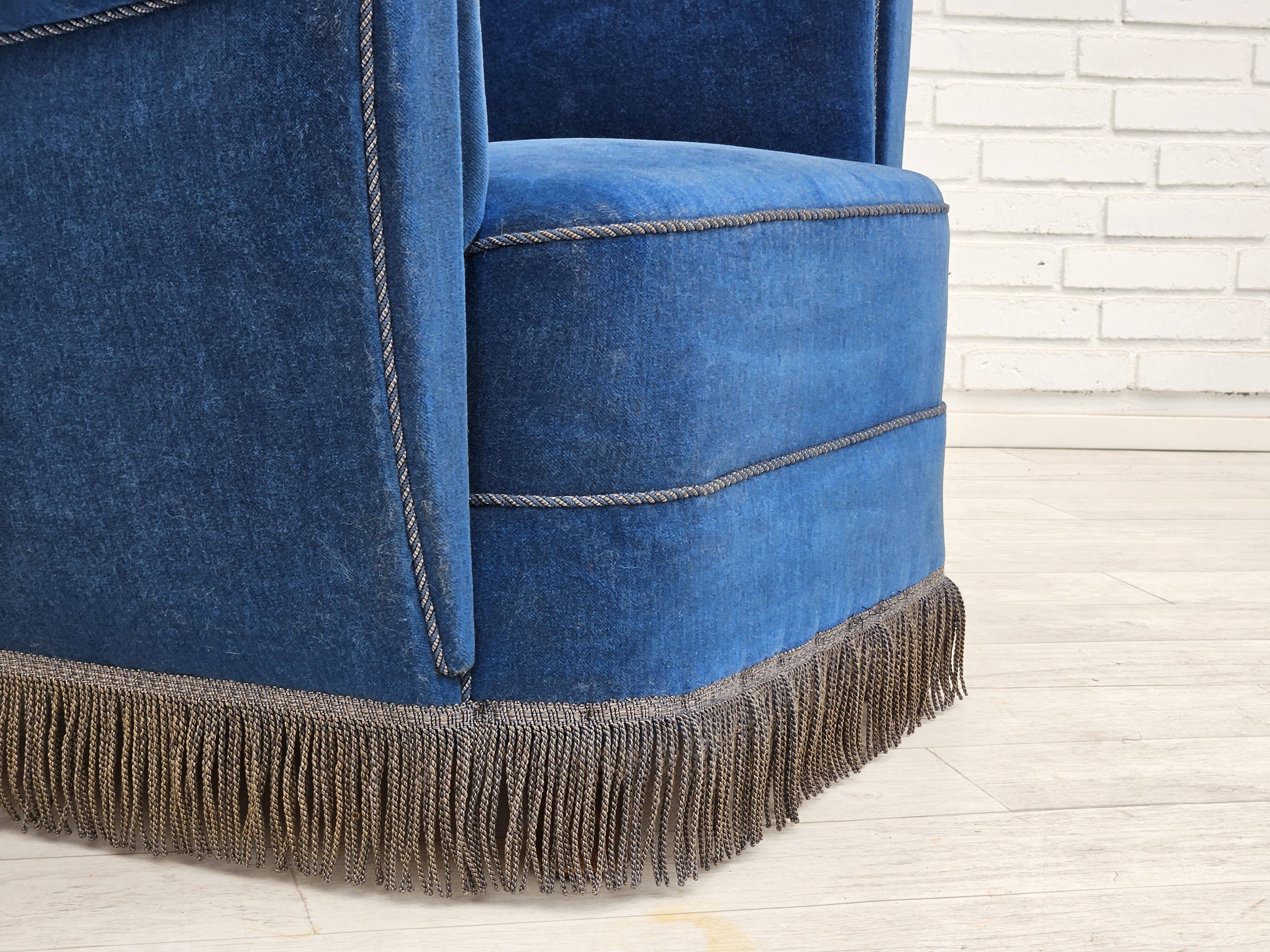 Années 1960, fauteuil relax danois à dossier haut, état d'origine, meuble en velours bleu.