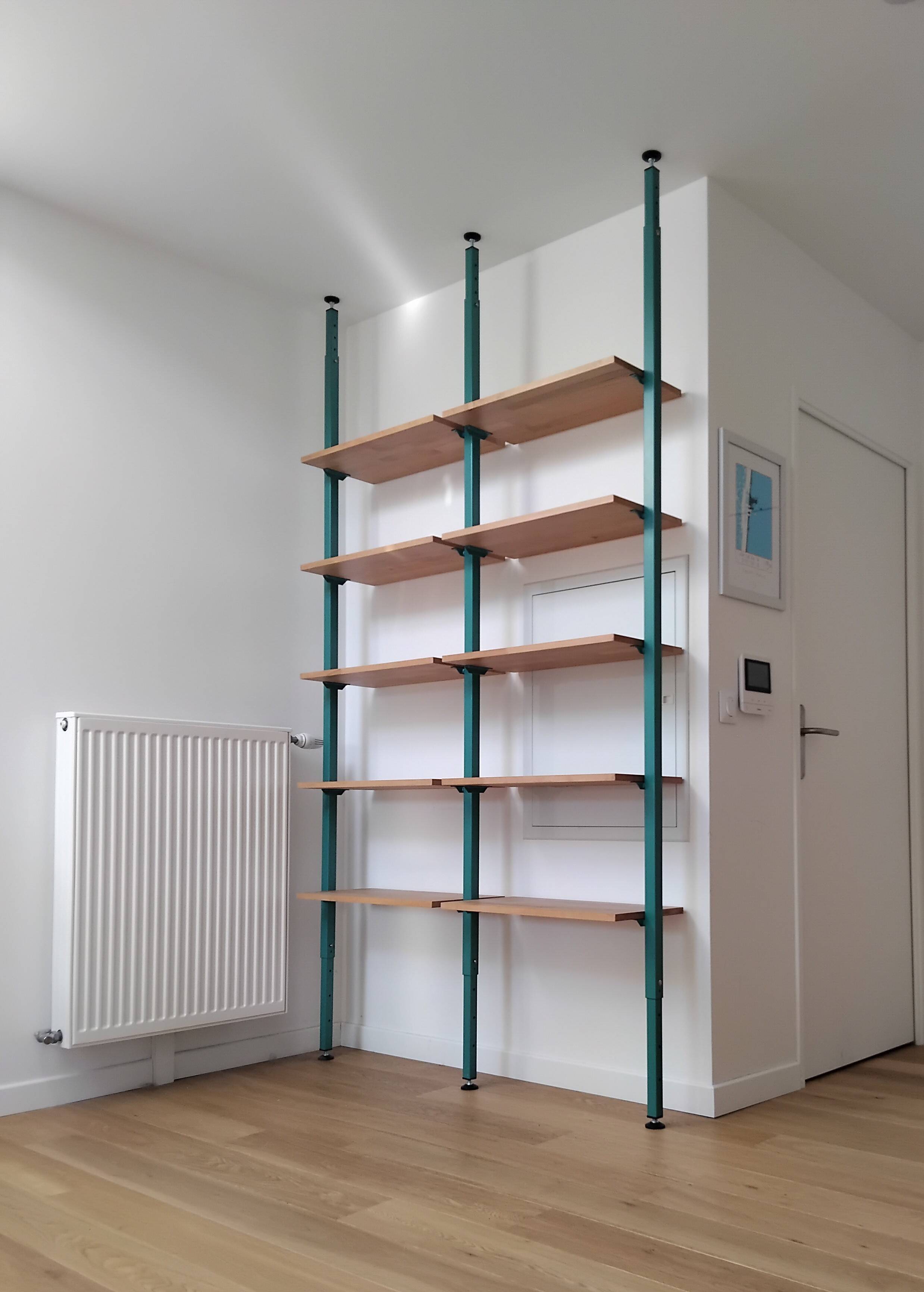 Adjustable bookshelf
