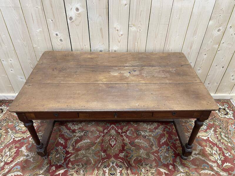 Bureau de style Louis XIII en noyer