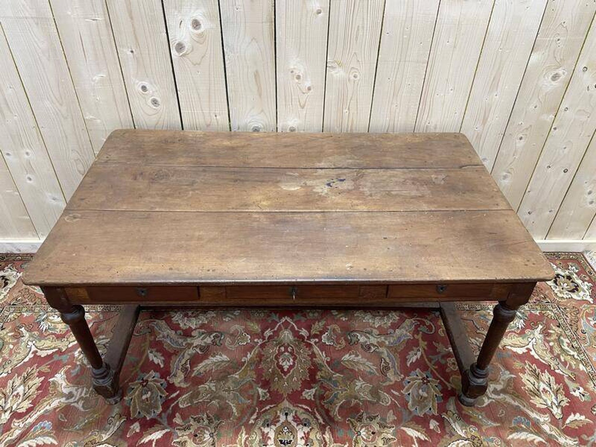 Bureau de style Louis XIII en noyer